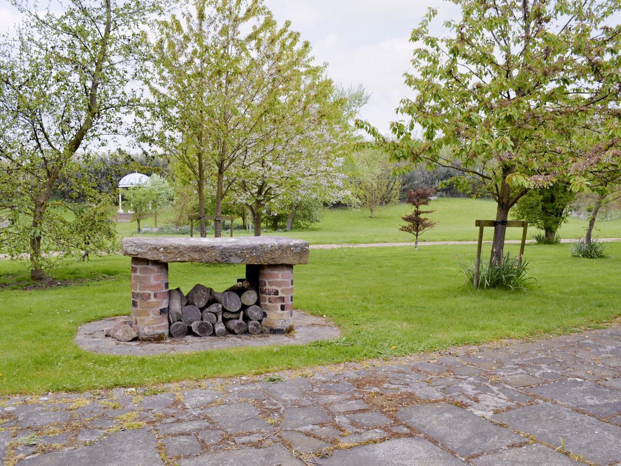 Walled Garden Lodge Ryehill Exterior photo